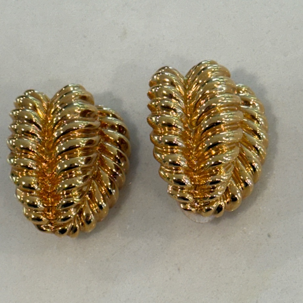 St. John Stamped Elegant Gold-Tone Leaf Clip on Earrings - Picture 7 of 9